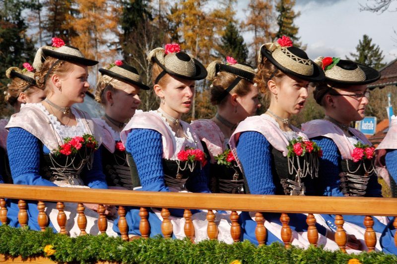 Women in Miesbacher Tracht